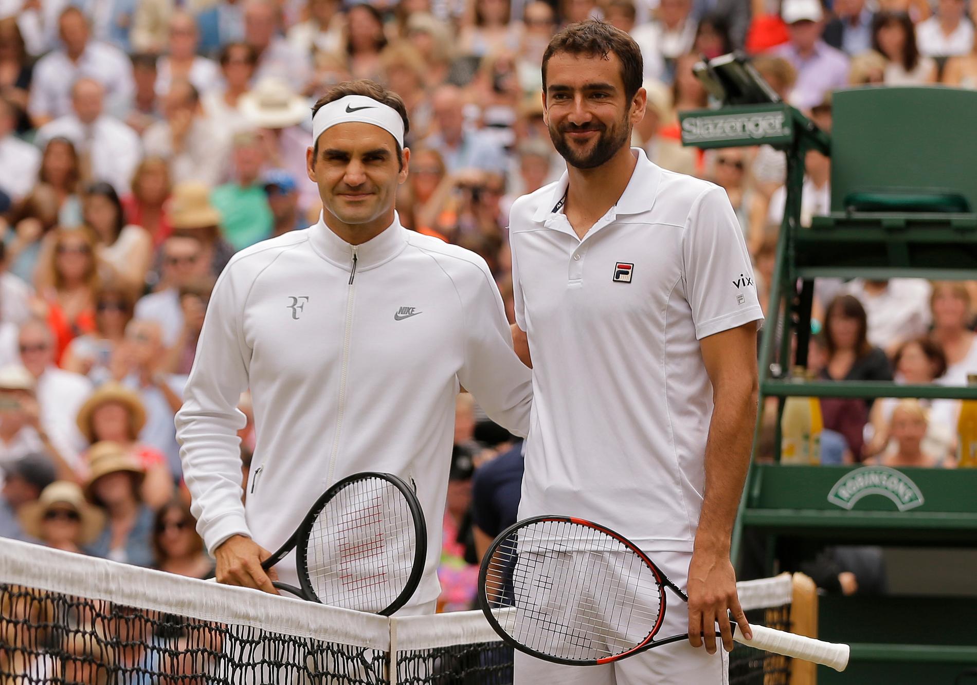 Roger Federer, till vänster, och Marin Cilic inför herrfinalen av Wimbledon i juli. Arkivbild.