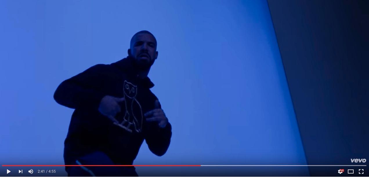 Drake i musikvideon Hotline Bling.