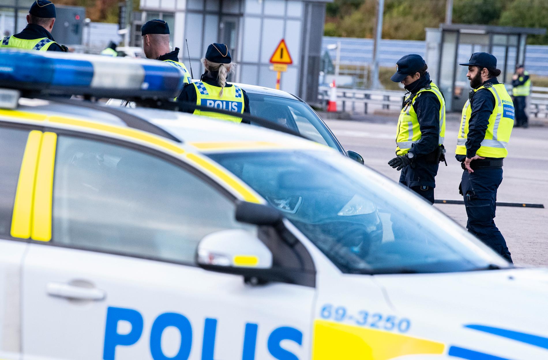 Polis och passkontrollanter genomför id-kontroll Öresundsbrons betalstation på Lernacken. Arkivbild.