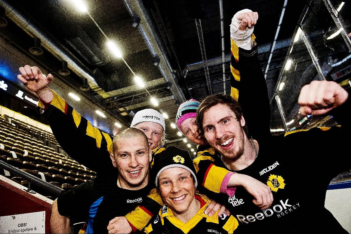 Backen Martin Sevc och målvakten Joacim Eriksson jublar tillsammans med tre unga fans efter 2–1-segern mot Luleå i går. Nu är Skellefteå AIK bara en seger från SM-guldet.
