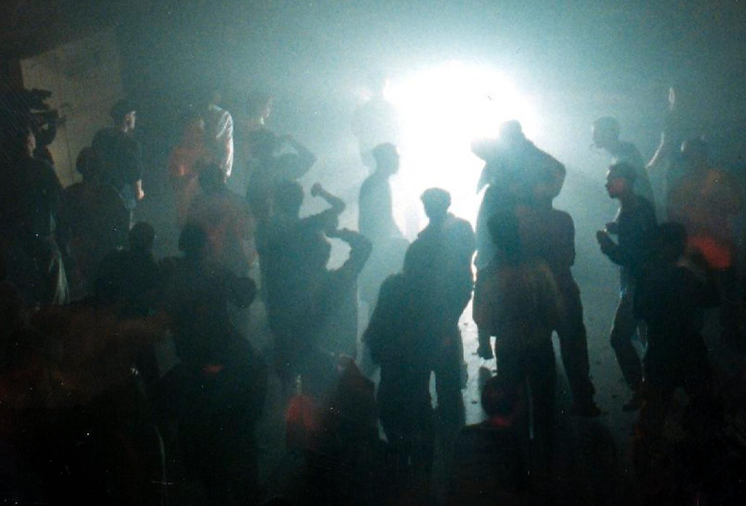 Rejvfest på Docklands i Nacka utanför Stockholm 1998. Att vara hög var en del av subkulturen.