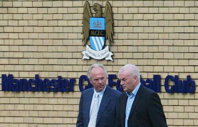 Sommaren 2007. På väg till träningsplanen i sin nya klubb. Svennis kom till Carrington i sällskap med Manchester Citys ordförande John Wardle.