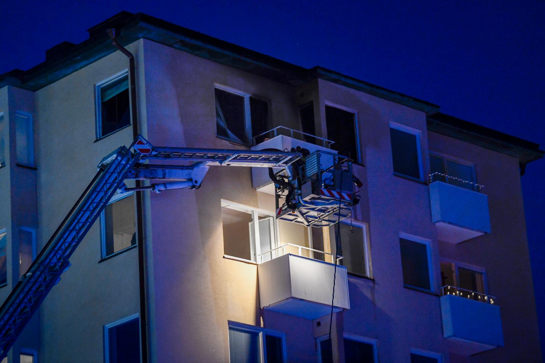 Rökdykare hjälpte två skadade personer ut ur den brandskadade lägenheten på Söder i Stockholm.