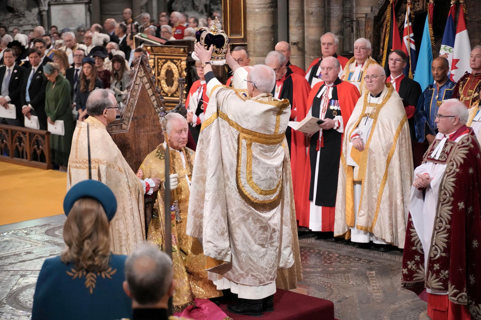 Kung Charles III kröntes i går i Westminister Abbey.