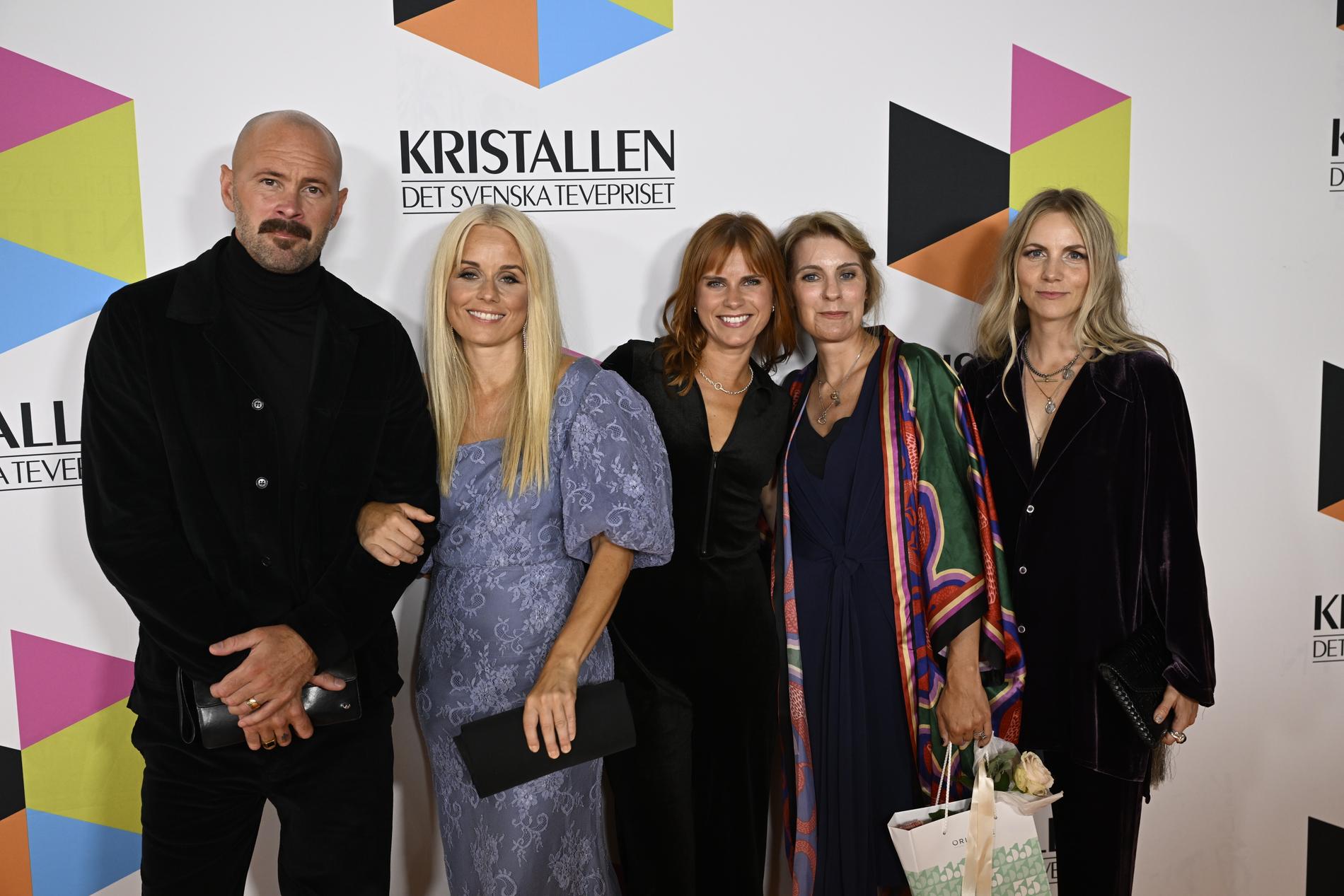 Meningen med livets Ulf Stenberg, Helena af Sandeberg, Celie Sparre och seriens skapare Maria Nygren och Tove Eriksen Hillblom. Arkivbild