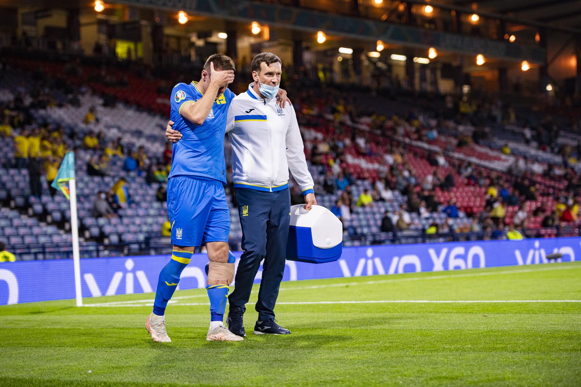 Besedin utgår skadad i sommarens EM-match mot Sverige. 