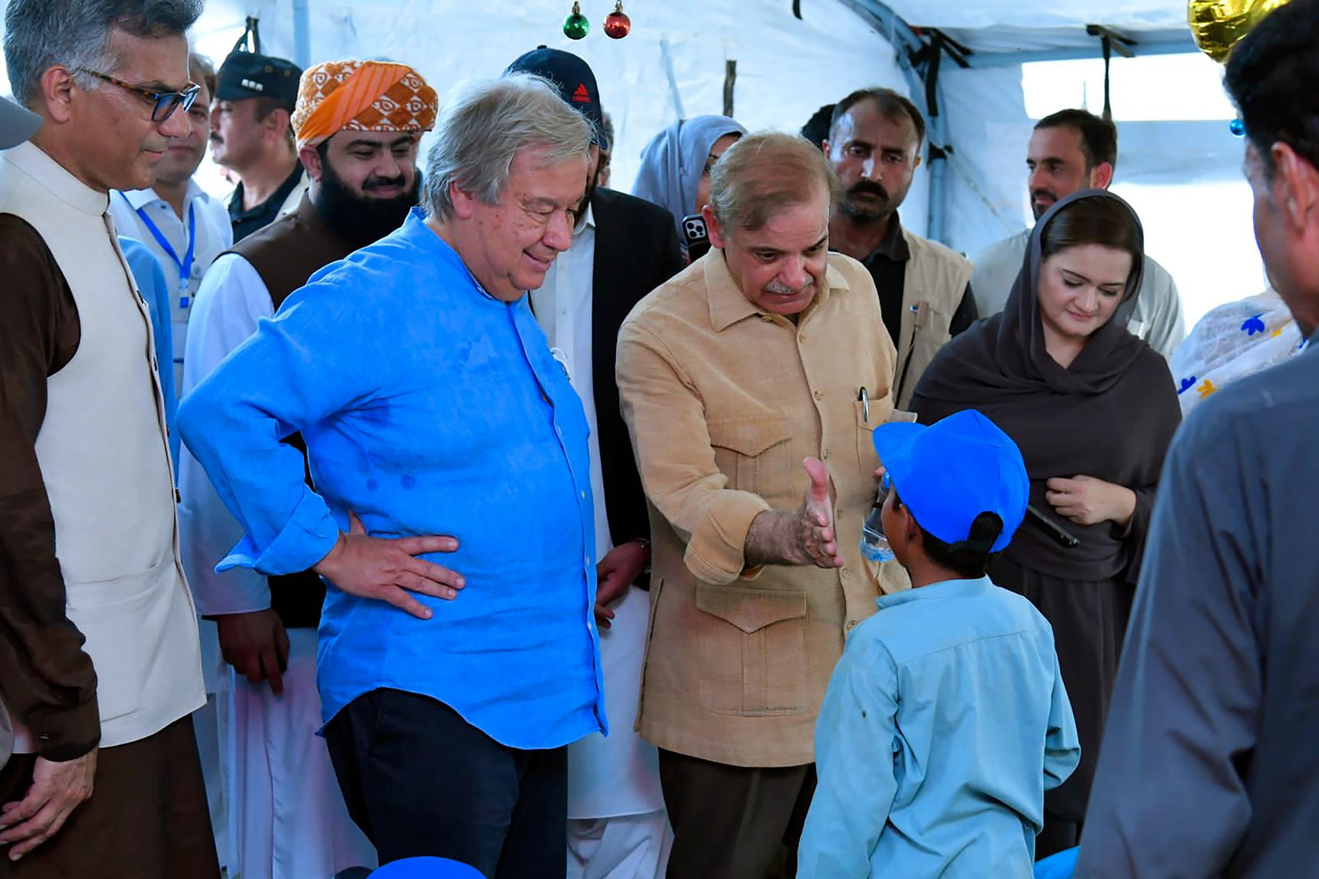 FN:s generalsekreterare António Guterres och Pakistans premiärminister Shahbaz Sharif (till höger) besöker drabbade för översvämningskatastrofen i Pakistan.