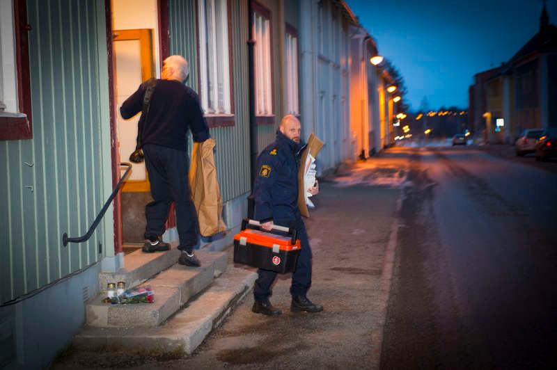 Det var vid 02-tiden, natten mot i söndags, som polisen larmades till Elin Falks lägenhet i centrala Lycksele efter att grannar hört ett högljutt bråk.
I lägenheten fann de trebarnsmamman Elin, död.