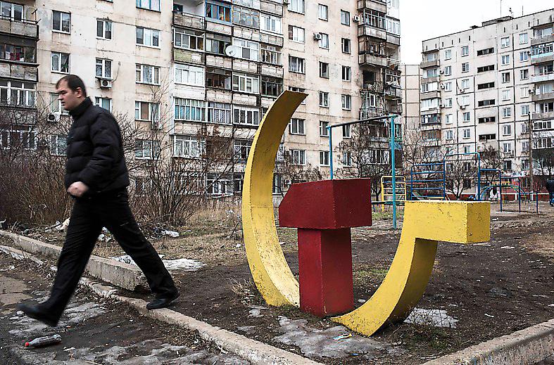 Symbolerna begravs Statlig historieskrivning är ingen väg framåt, tror Martin Aagård. Bilden från Mariupol, Ukraina.