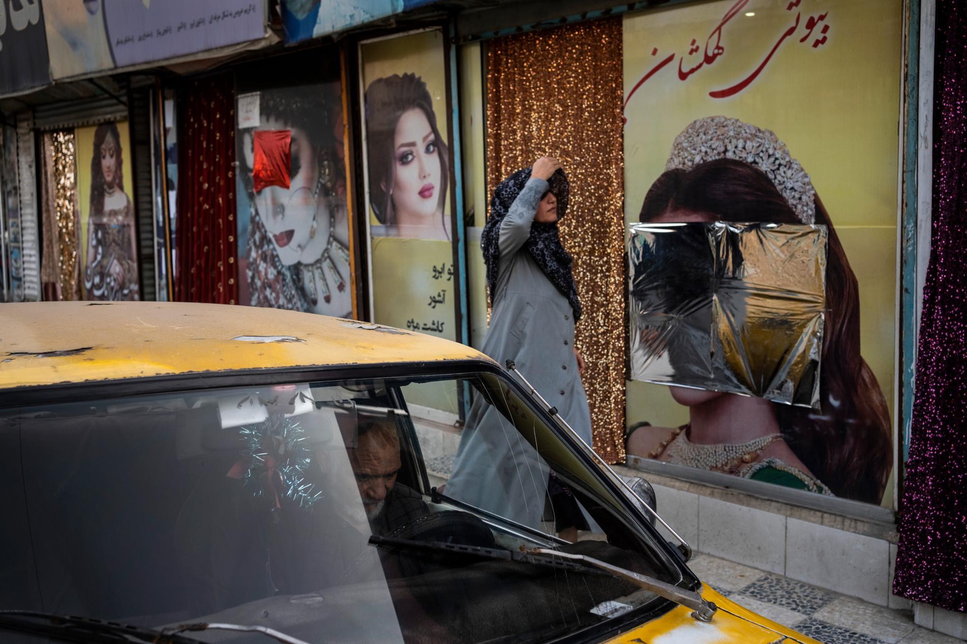 Sedan talibanerna tog kontroll över Kabul har flera bilder på kvinnor vid skönhetssalonger blivit övertäckte eller nedtagna. Bild från den 12 september.