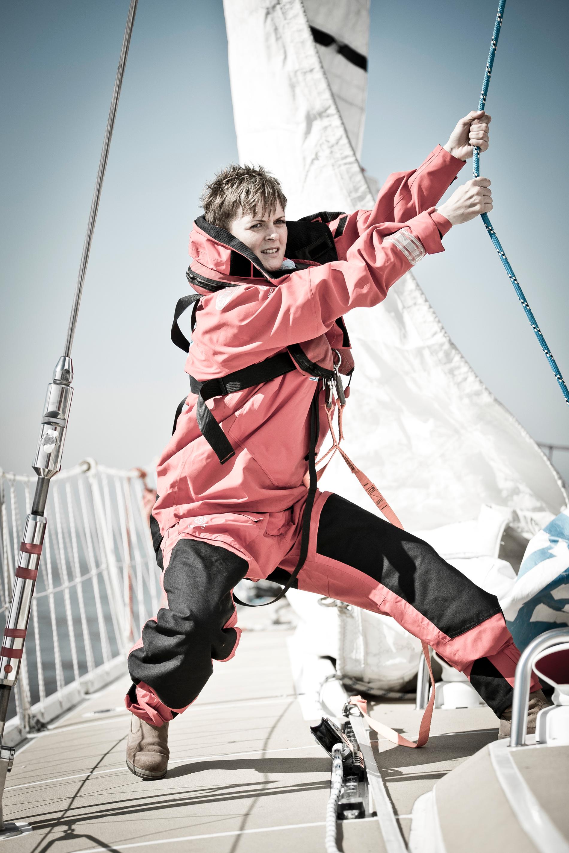 Nikki Henderson har som skipper - kapten - i ett stort antal tävlingar seglat över 135 000 kilometer på världshaven.