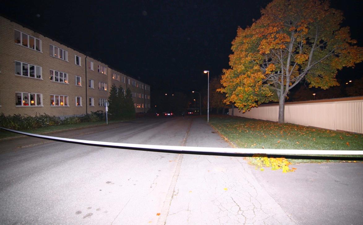 En okänd man trängde sig in hos den unga kvinnan – nu utreder polisen om det kan ha en koppling till våldtäkterna i Örebro.
