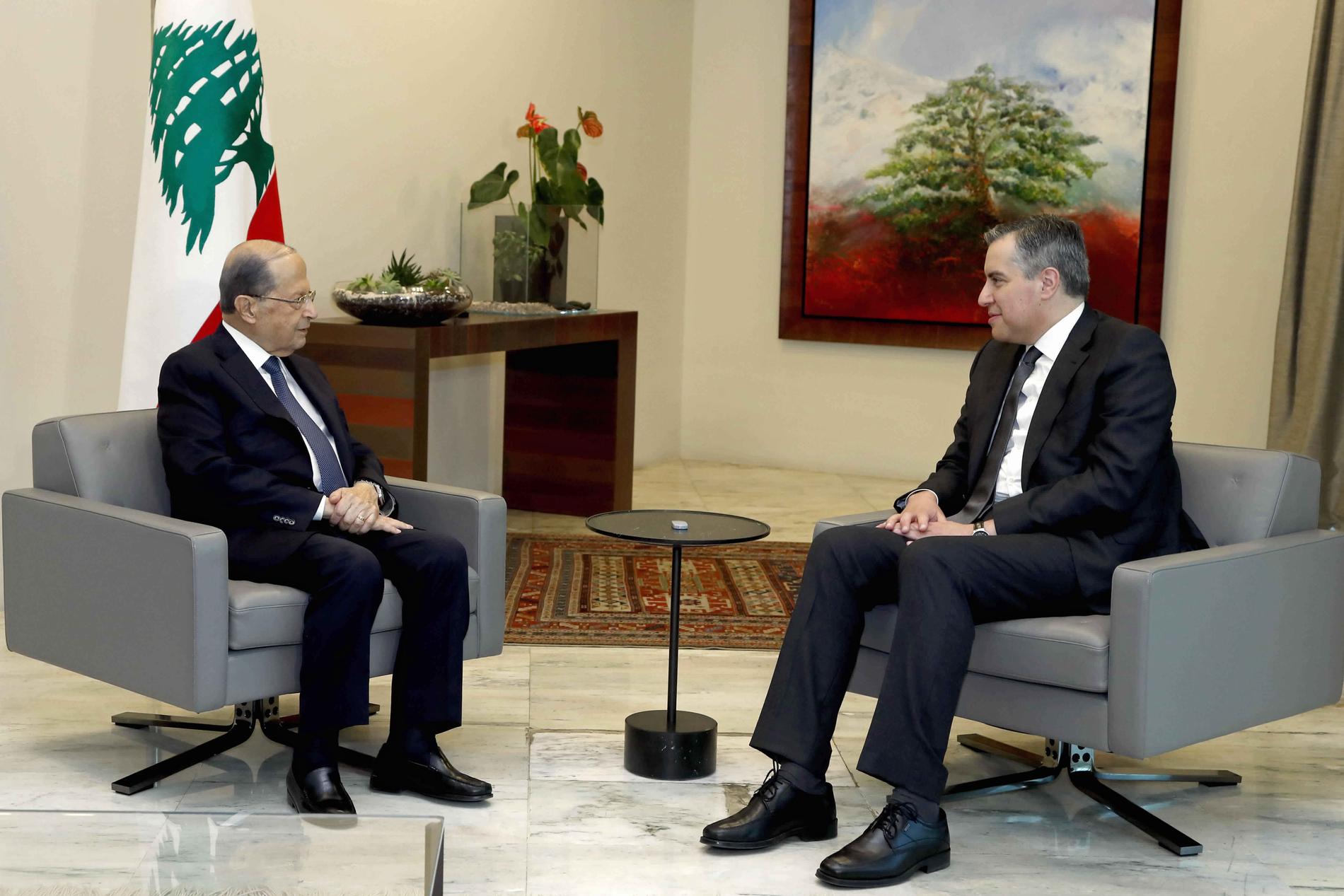 Michel Aoun, till vänster, har flera gånger tagit emot Mustafa Adib för att höra hur det går med regeringsbildningen. Men nu är han pessimistisk. Bilden är tagen den 14 september.