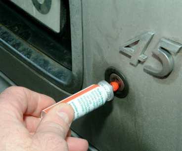 PLASTPÅSEN - EN KLASSIKER Om du ska öppna bilen med nyckel och dörrlåsen har frusit fast, så tinas de enklast upp genom att man håller en plastkasse med varmt vatten mot låset. Islösande låsspray funkar förstås också. Men för att låset därefter inte ska frysa, eller kärva ihop, gäller det att smörja med riktig låsolja. Använd INTE universalspray som 5-56, WD40 och så vidare, de innehåller inte tillräckligt mycket smörjmedel.
