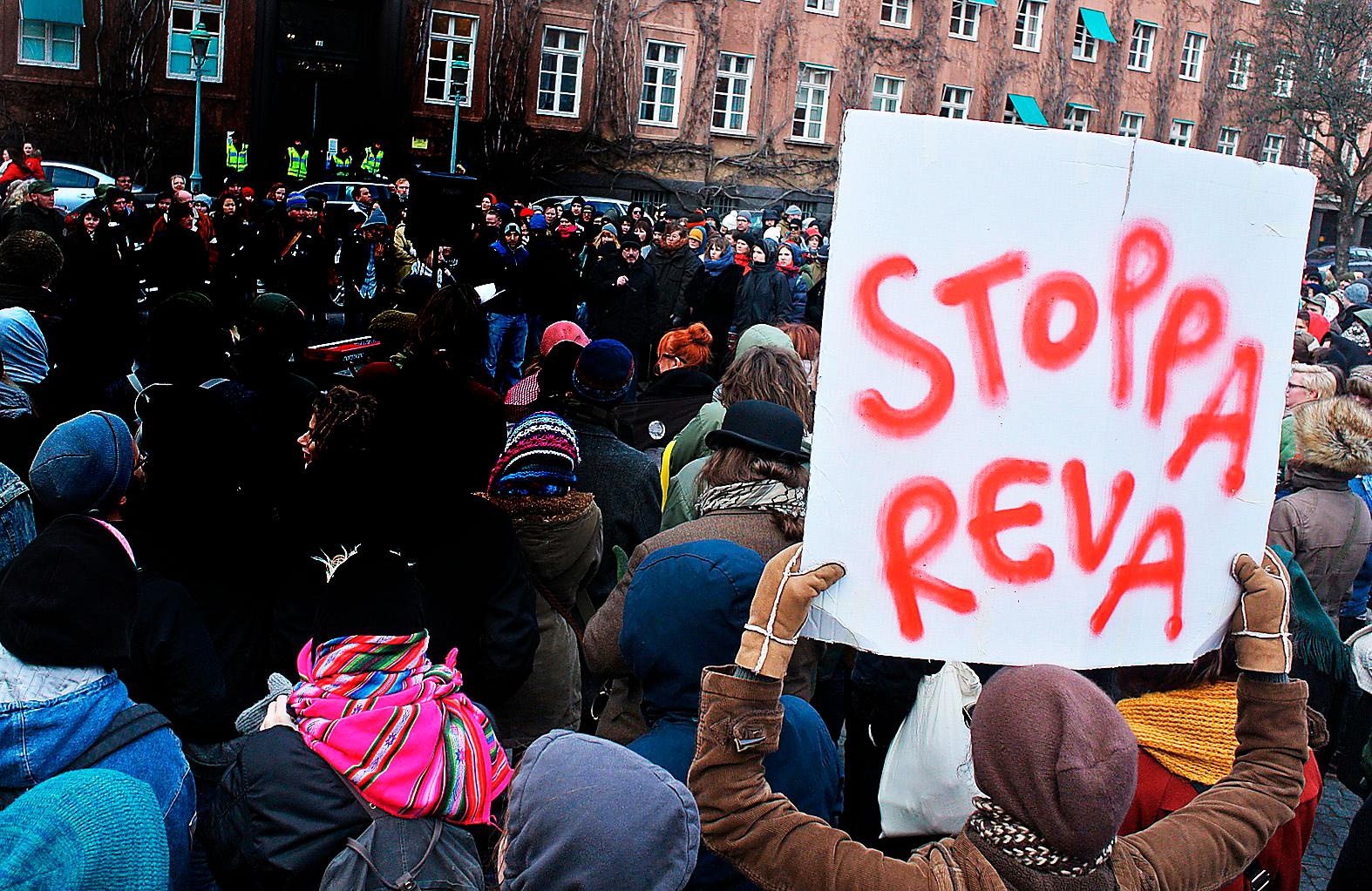 Flera hundra demonstranter protesterade i mars 2013 mot polisens  Reva-projekt på Davidhallstorg i Malmö. Liknande demonstrationer hölls runt om i Sverige.