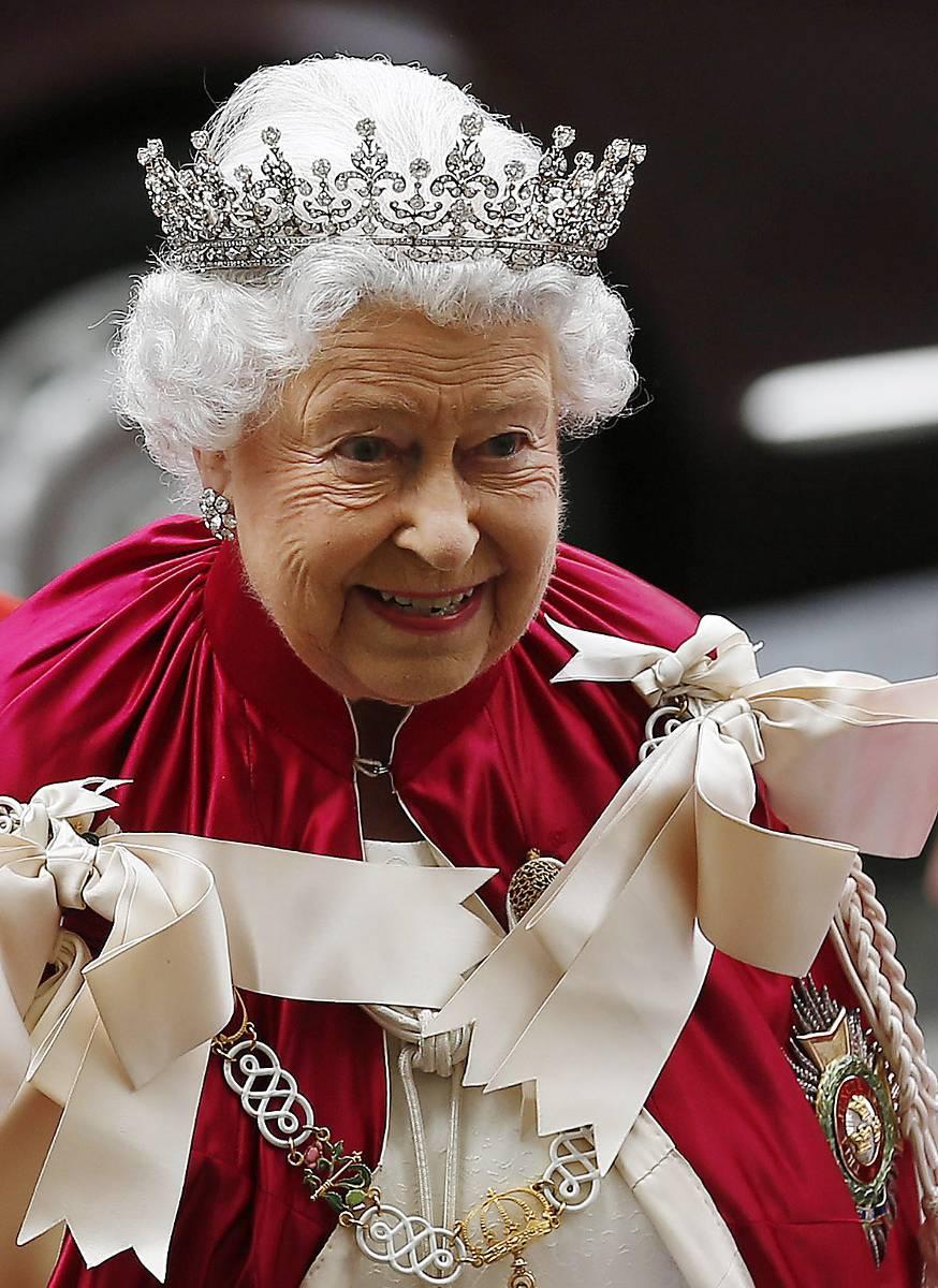 Drottning Elizabeth II 2014 och 1952. Serien ska följa hennes sex decennier som regent.