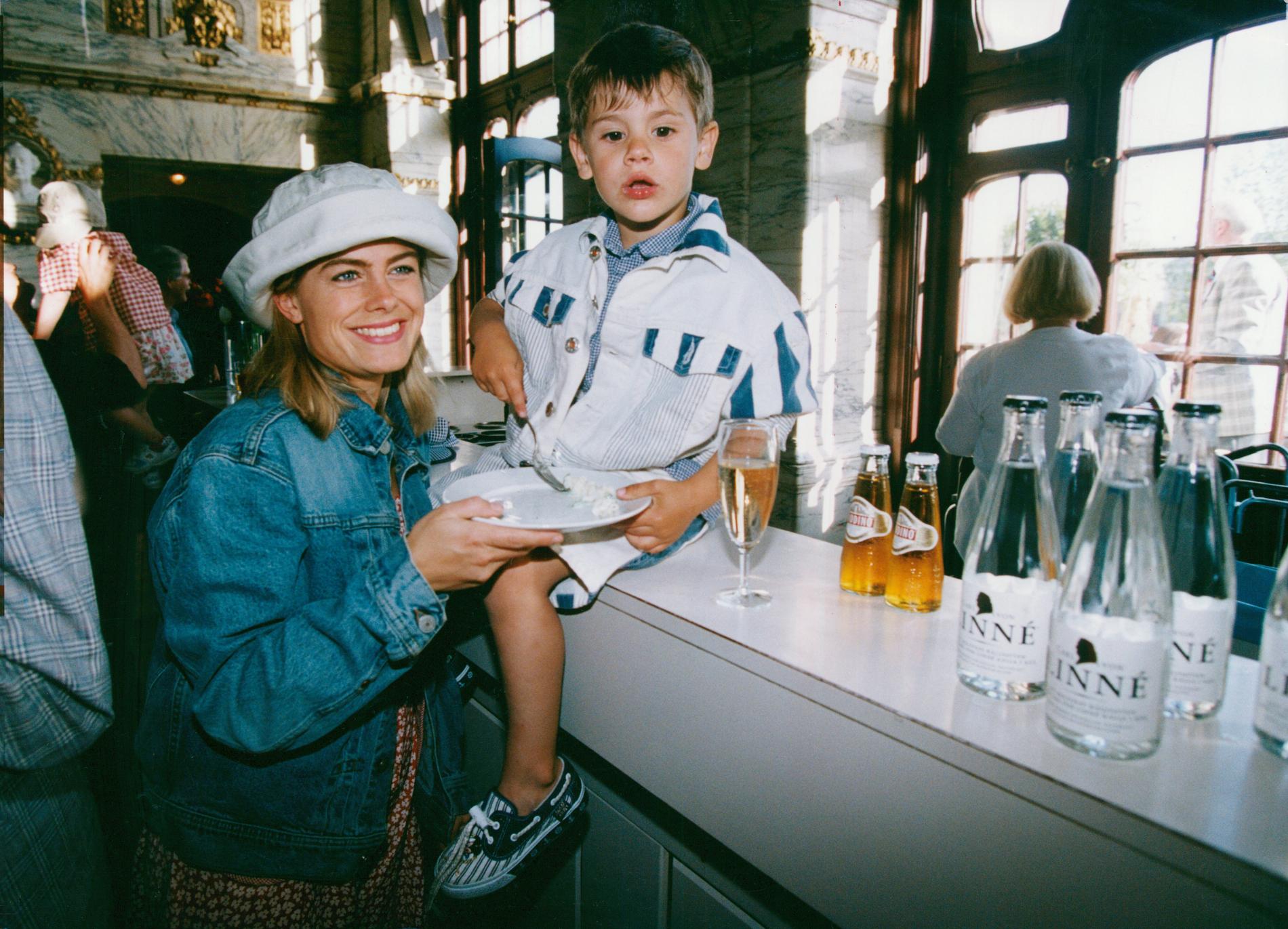 Oliver Ingrosso och mamma Pernilla Wahlgren på vimmel 1993.