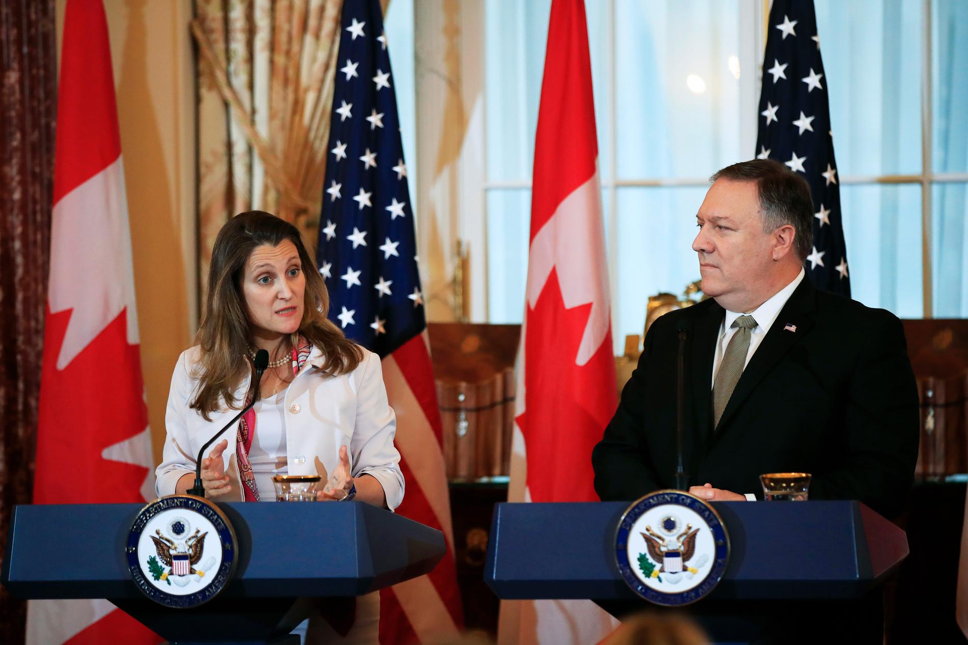 Kanadas utrikesminister Chrystia Freeland med sin amerikanske kollega Mike Pompeo.