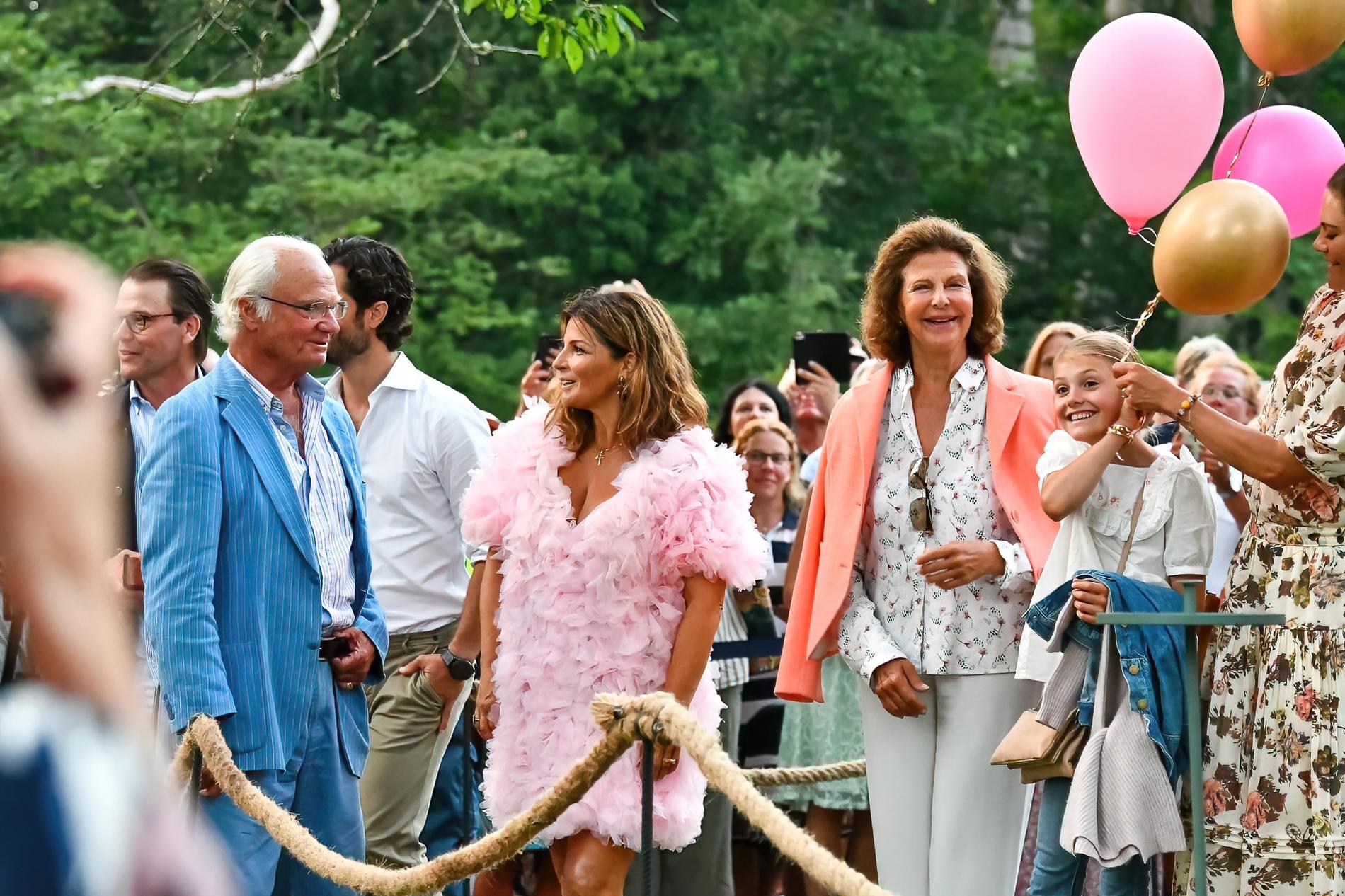 Carola på Solliden tillsammans med Carl XVI Gustaf och drottning Silvia.