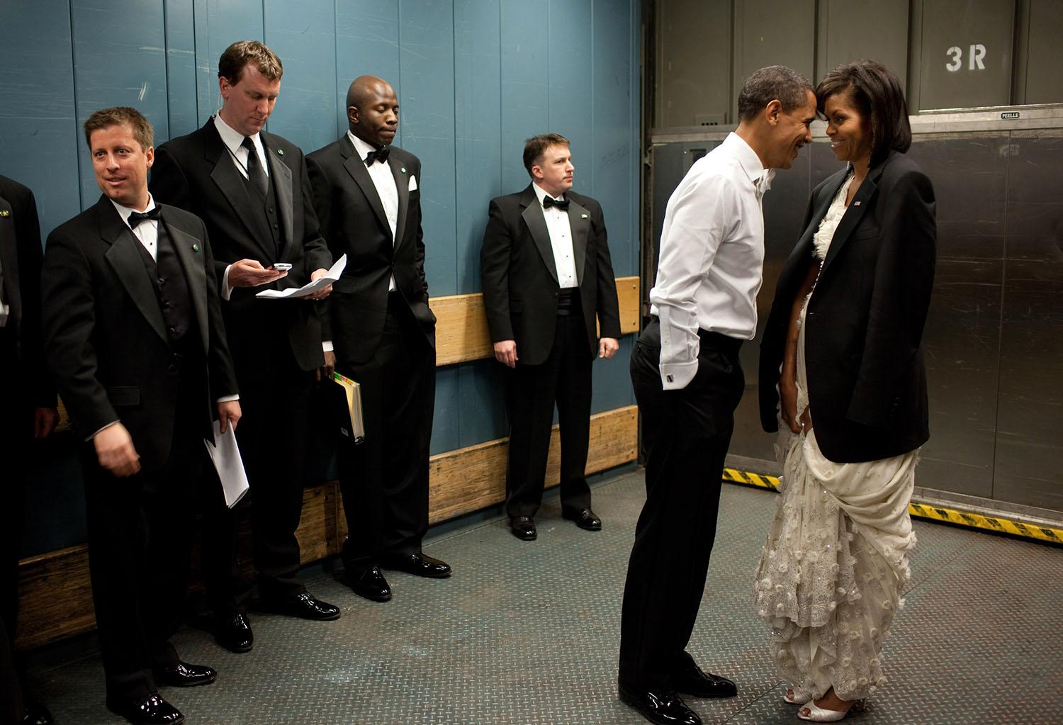 Mer privat än så här blir det sällan för en president, som ständigt är omgiven av medarbetare och vakter. "Medarbetarna försöker titta bort när Obama har en semiprivat ögonblick strax före en gala år 2009", säger Souza om den här bilden.