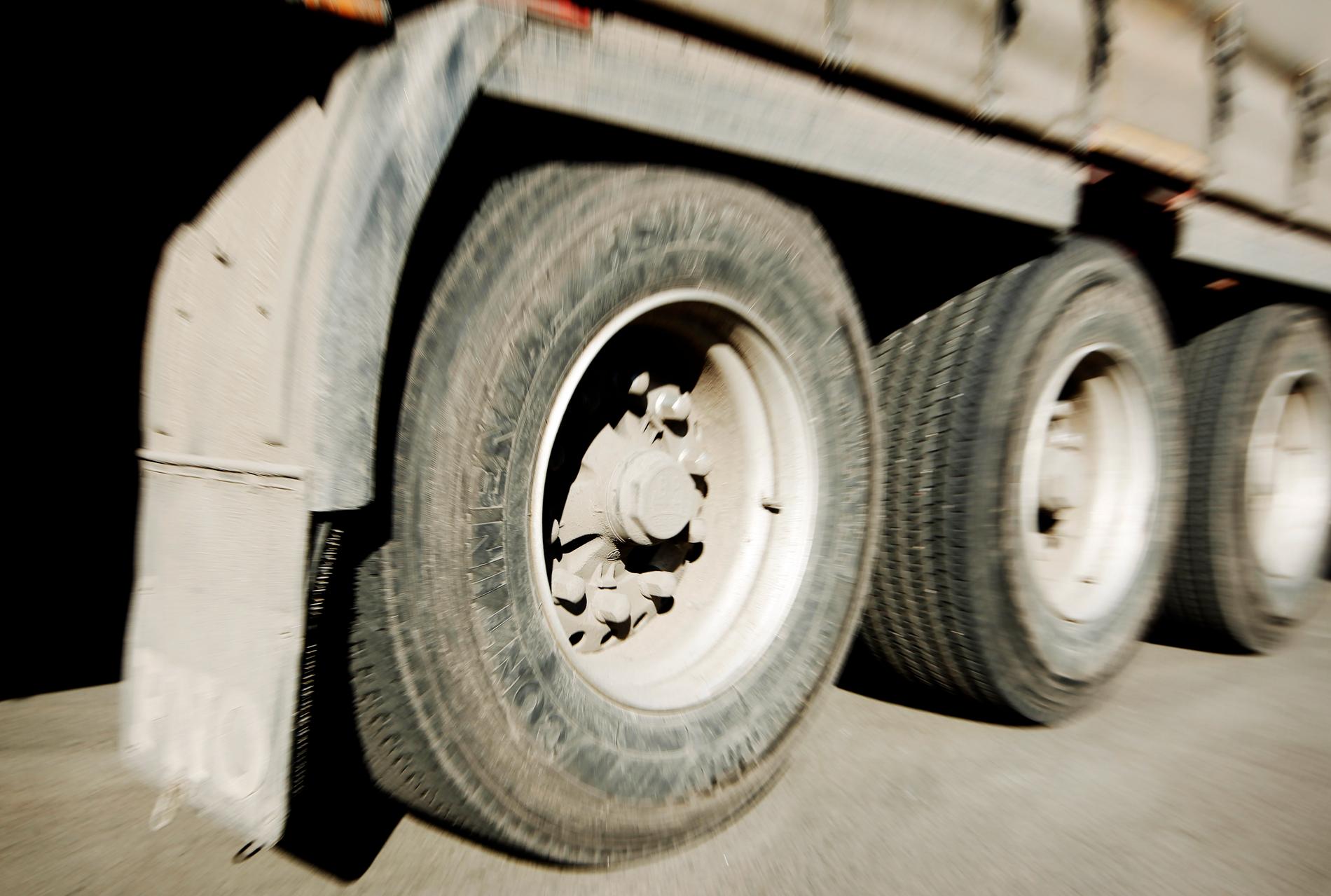 Transportstyrelsen ska utreda hur en tung lastbil kunde skena längs E20 utan att föraren kunde bromsa. Arkivbild.