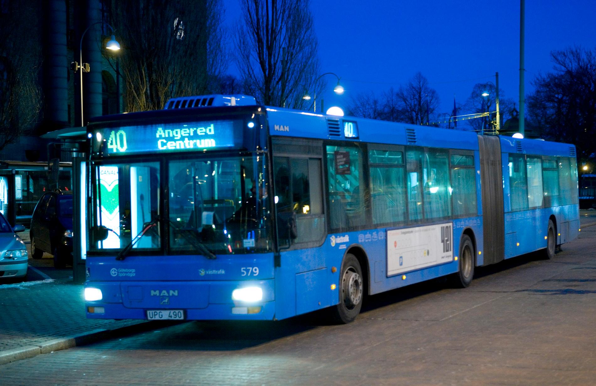 Ungdomar har kastat smällare och raketer mot bussar i Göteborg.