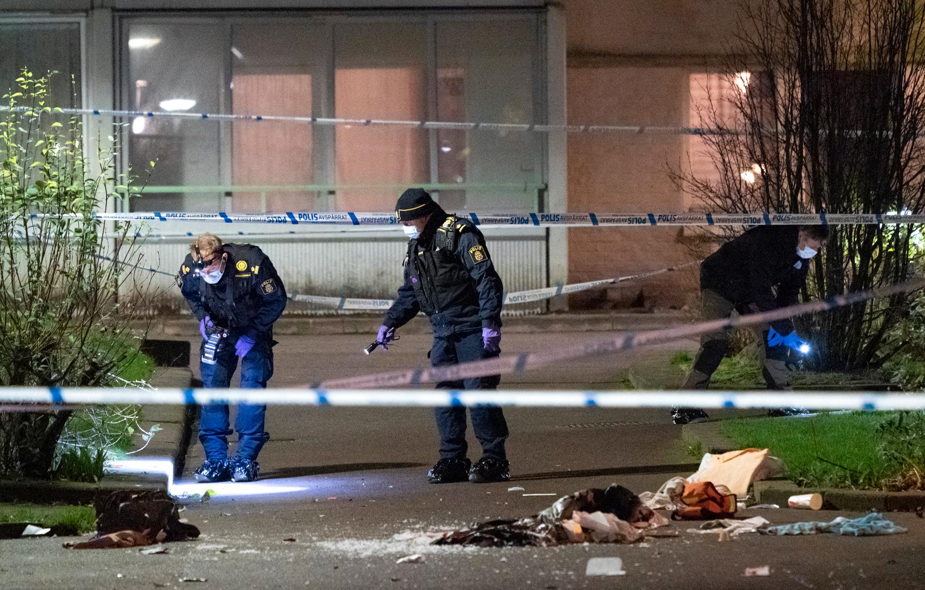 Polisens kriminaltekniker på plats efter en skottlossning i Malmö på torsdagskvällen.