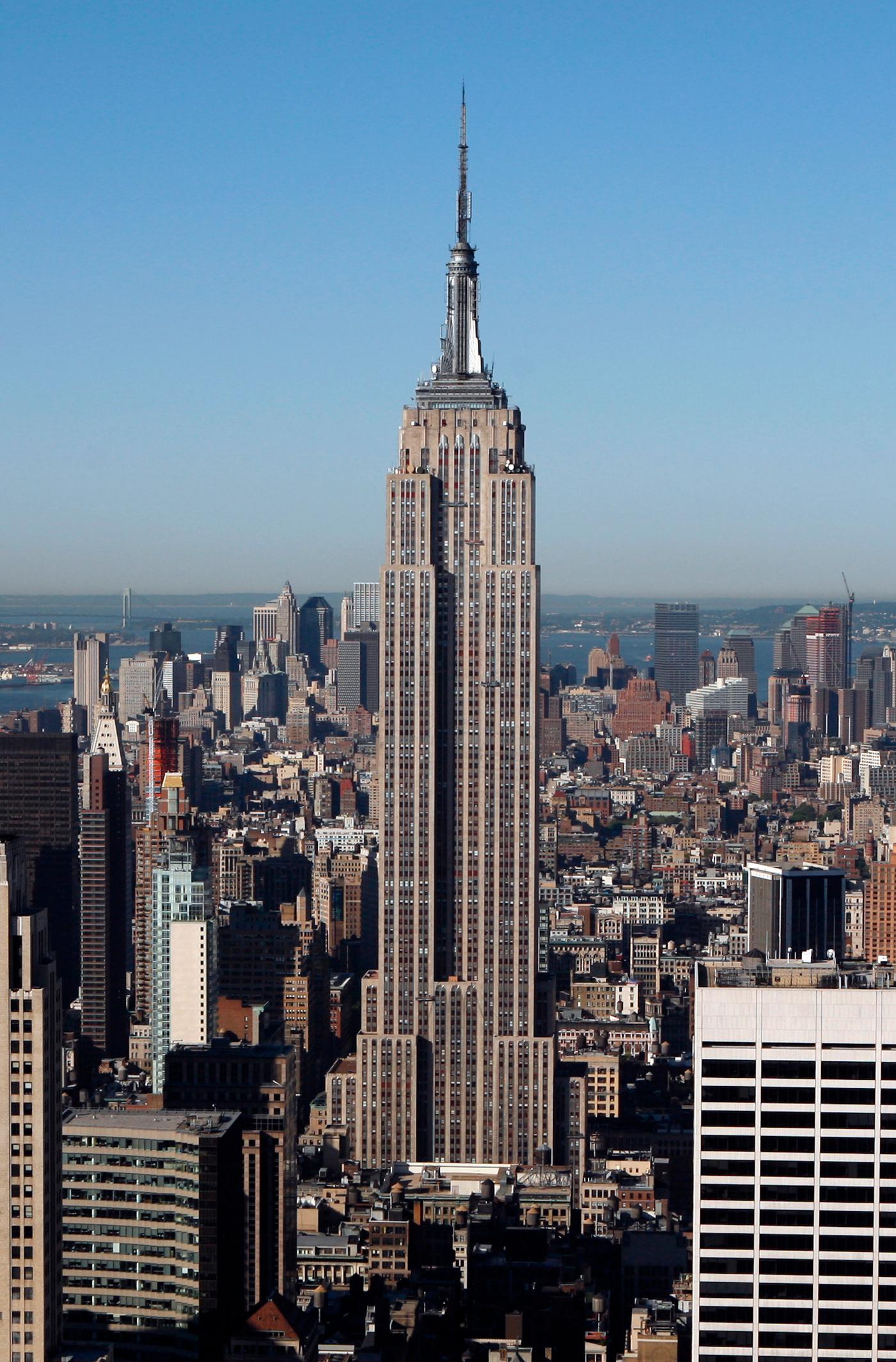 1. EMPIRE STATE BUILDING, NEW YORK En riktig New York-ikon. Innehar rekordet i att kunna titulera sig "världens högsta byggnad" längst, från 1931 fram till 1972. Höjd: 443 meter. Klar: 1931. Byggkostnad: 287 miljoner kronor.
Kolla efter billiga resor till New York här!