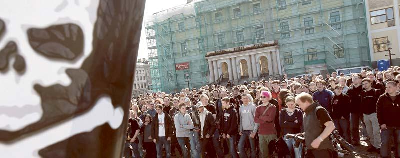 Hundratals demonstranter på Gustav Adolfs torg i Stockholm demonstrerar mot jakten på fildelare.