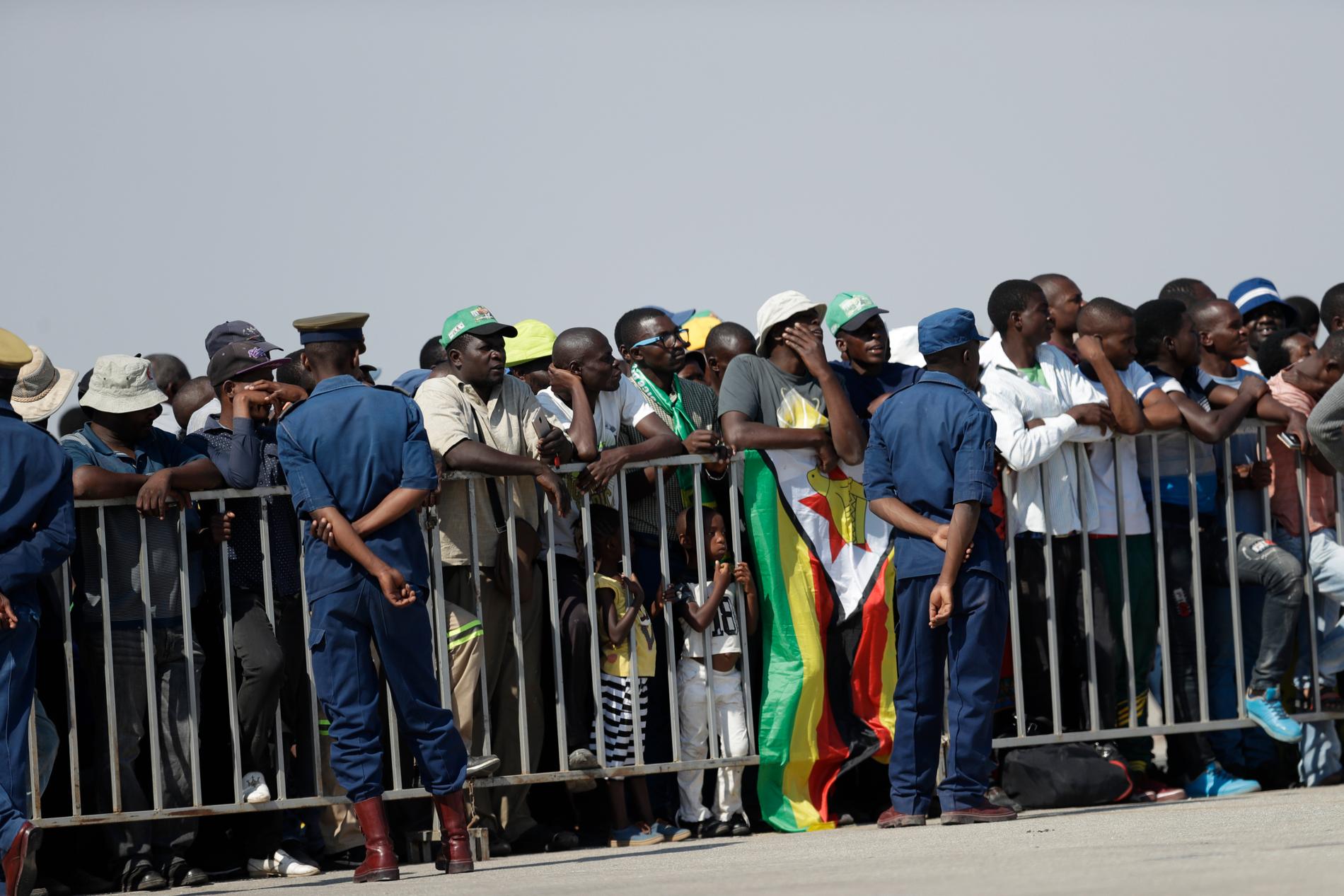 Invånare i Zimbabwes huvudstad Harare väntar på den kortege som ska föra landets förre president Robert Mugabe till lit de parade.