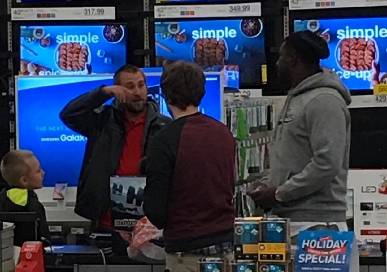Händelsen fotades av en annan shoppare. Wallace Gilberry, till höger, samtalar med familjens pappa Foto: Instagram.