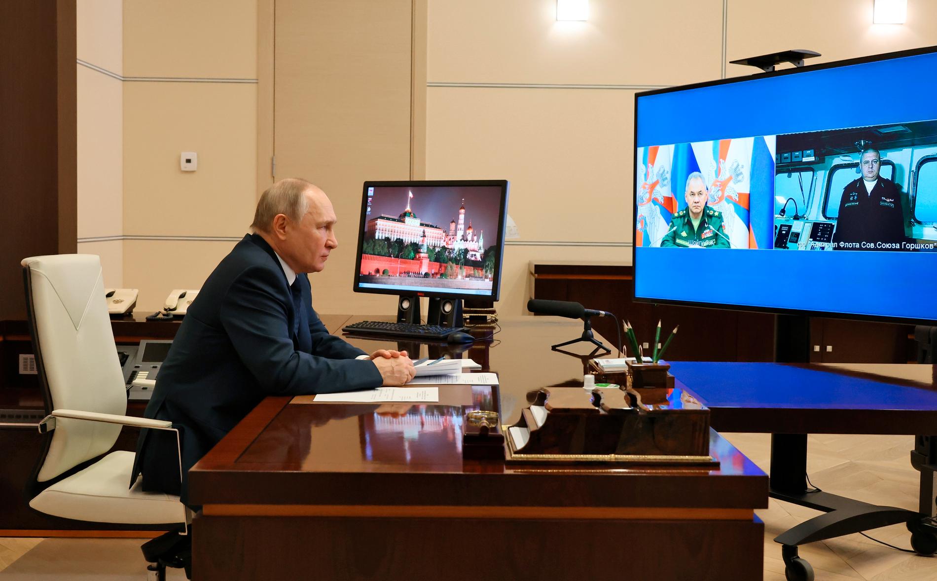 Putin i möte med försvarsminister Sergej Shoigu, vänster befälhavare Igor Krokhmali Moskva igår. Putin skickade under dagen en rysk fregatt till Atlanten beväpnad med hypersoniska Zircon-kryssningsmissiler.