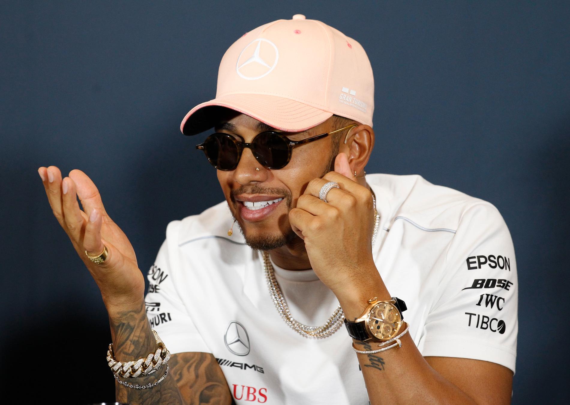 Regerande världsmästaren Lewis Hamilton tycker att det passar med så kallade grid girls i Monaco.