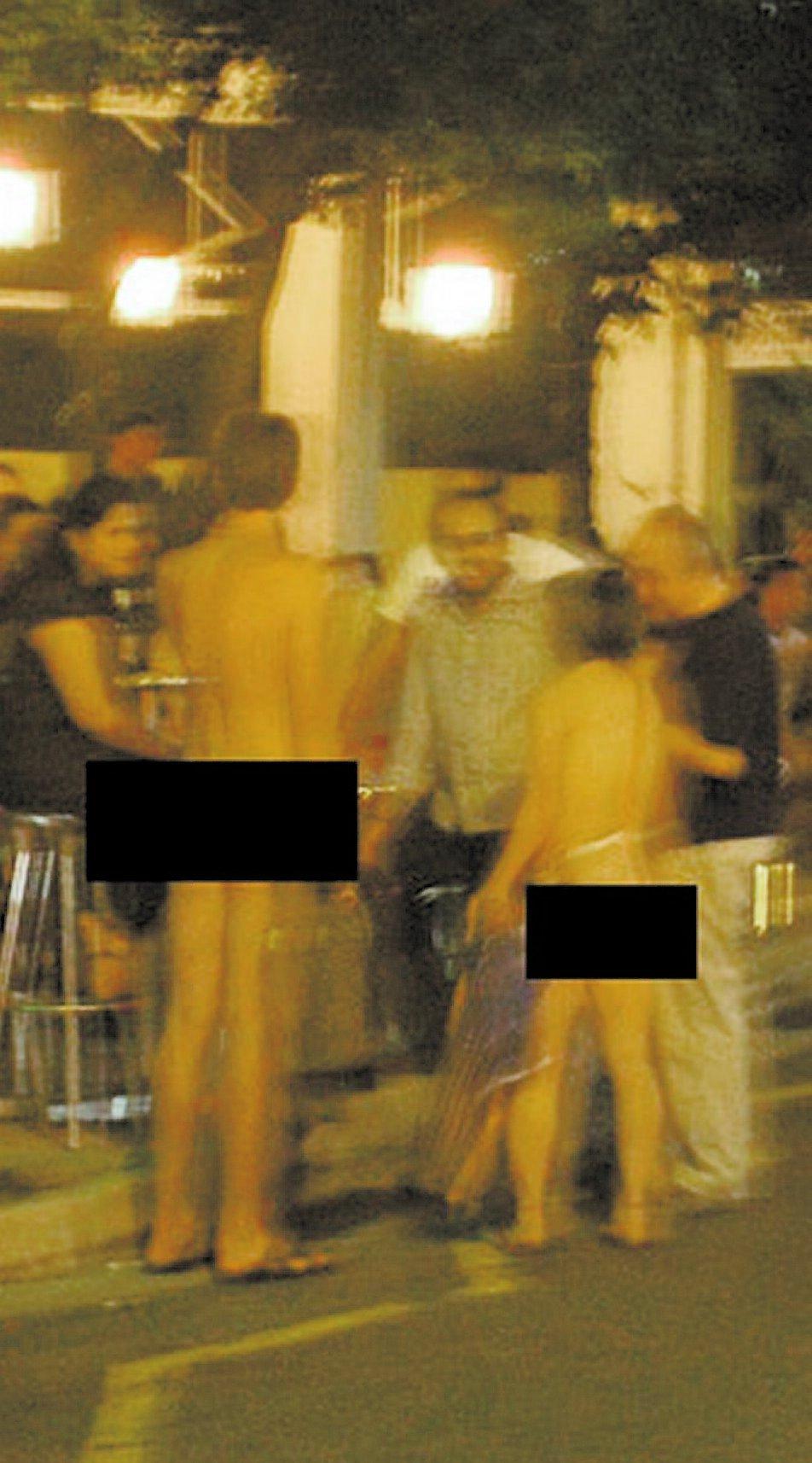 NAKEN-JANNE Jan Braunisch och hans kinesiska tjejkompis vandrade ut på gatorna i Singapore utan kläder. Uppskattat av många, men inte av polisen. Nu riskerar Jan tre månaders fängelse och 11 000 kronor i böter.