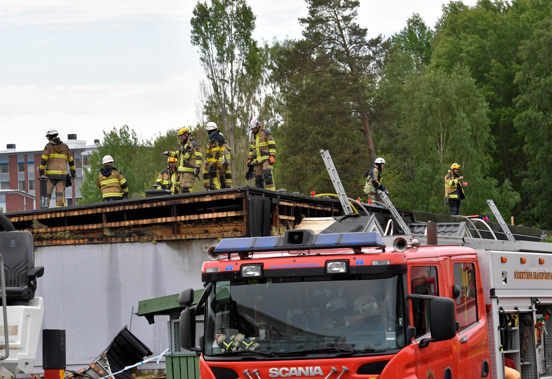 Över 40 brandmän bekämpade en brand i en radhuslänga i Salem söder om Stockholm på torsdagen. Alla som bor i längan fick evakueras.