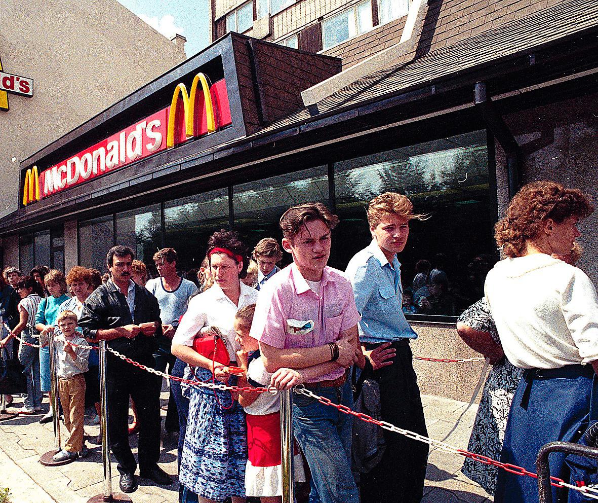 Då – fullt  Långa köer utanför första ryska McDonalds-restaurangen vid Pusjkintorget i Moskva 1991. Foto: AP
