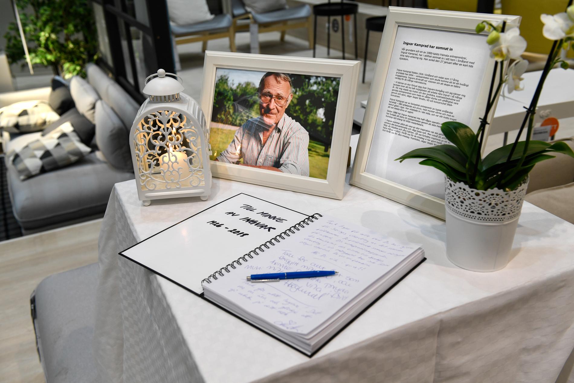 En kondoleansbok framlagd i entrén till Ikeas varuhus i Kungens Kurva efter beskedet att Ingvar Kamprad avlidit. Arkivbild