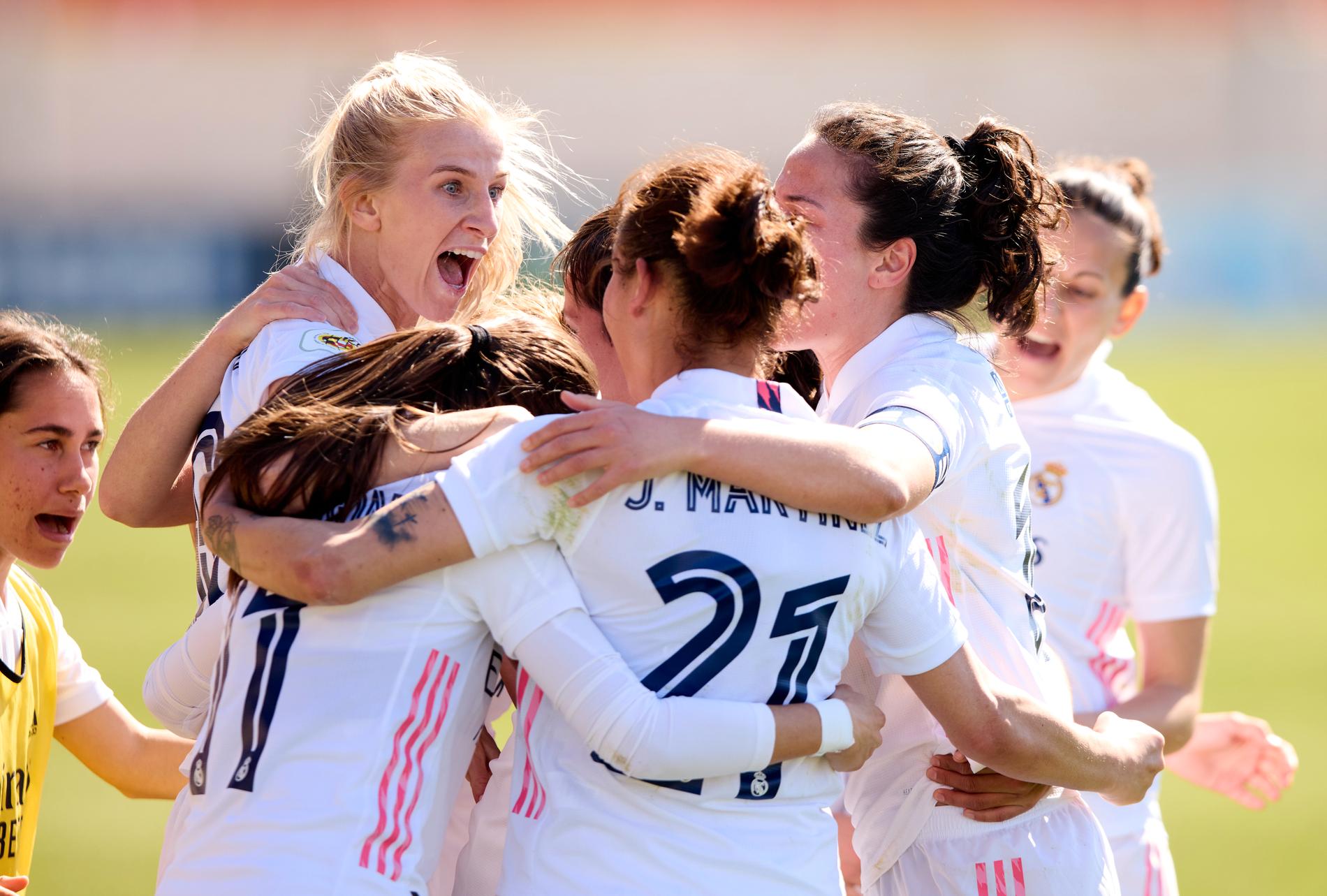 Real Madrid firar 1–0 efter Sofia Jakobssons (vänster i bild) fullträff.