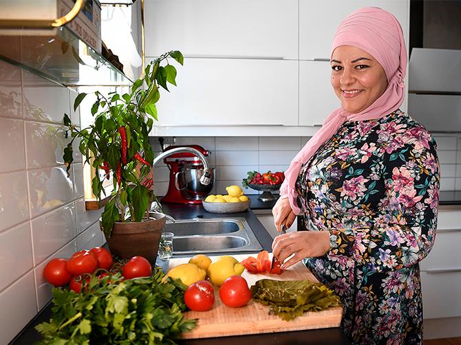 – Många kastar jättemycket mat helt i onödan på grund av okunskap. Vi måste sprida kunskap och folk som jobbar med mat har ett stort ansvar, säger Zeina.