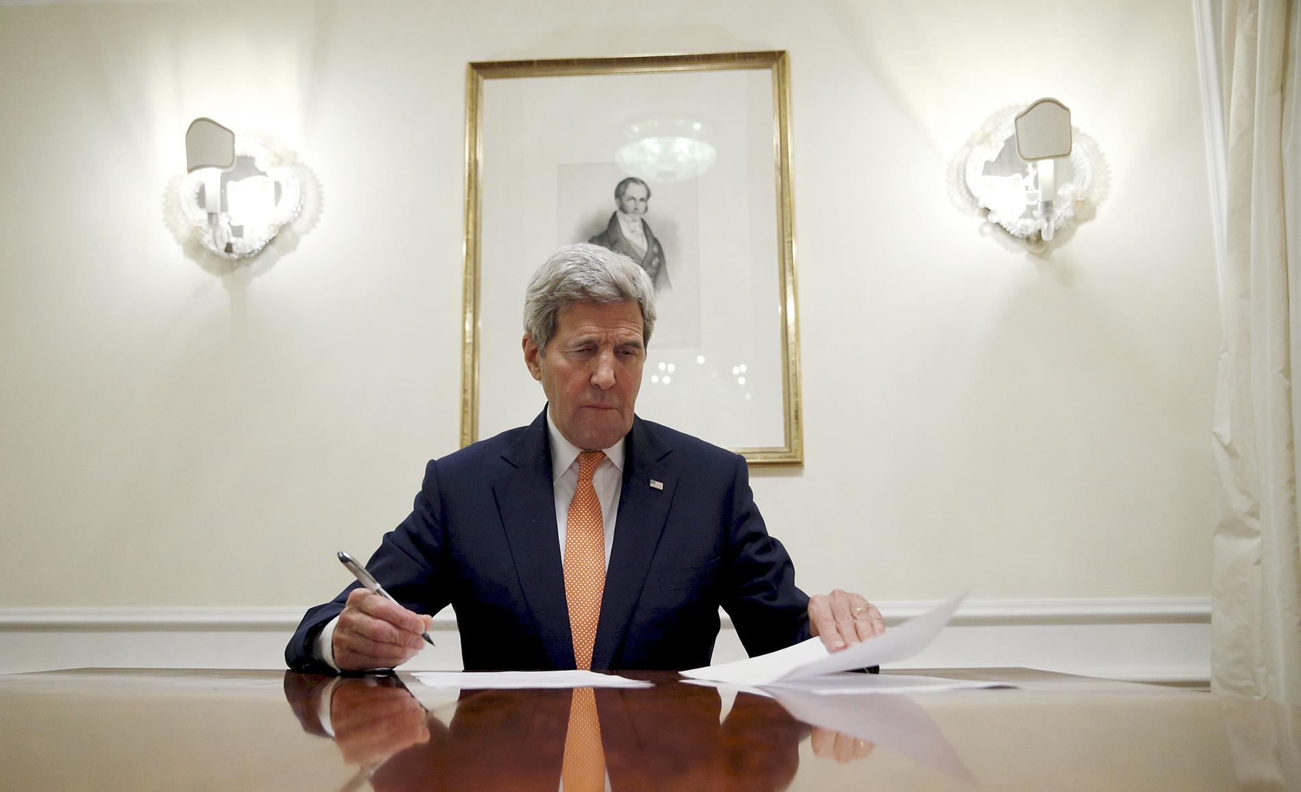 USA:s utrikesminister John Kerry signerar i Wien.