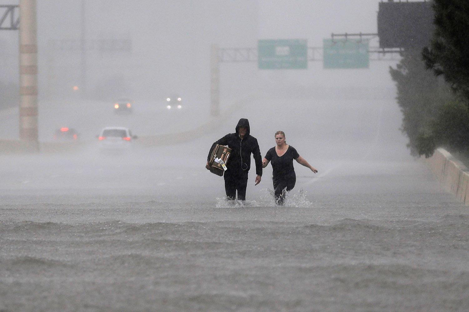 Uppåt 1,27 meter regn väntas falla i Houston och orsaka stora översvämmningar de närmaste dagarna. 