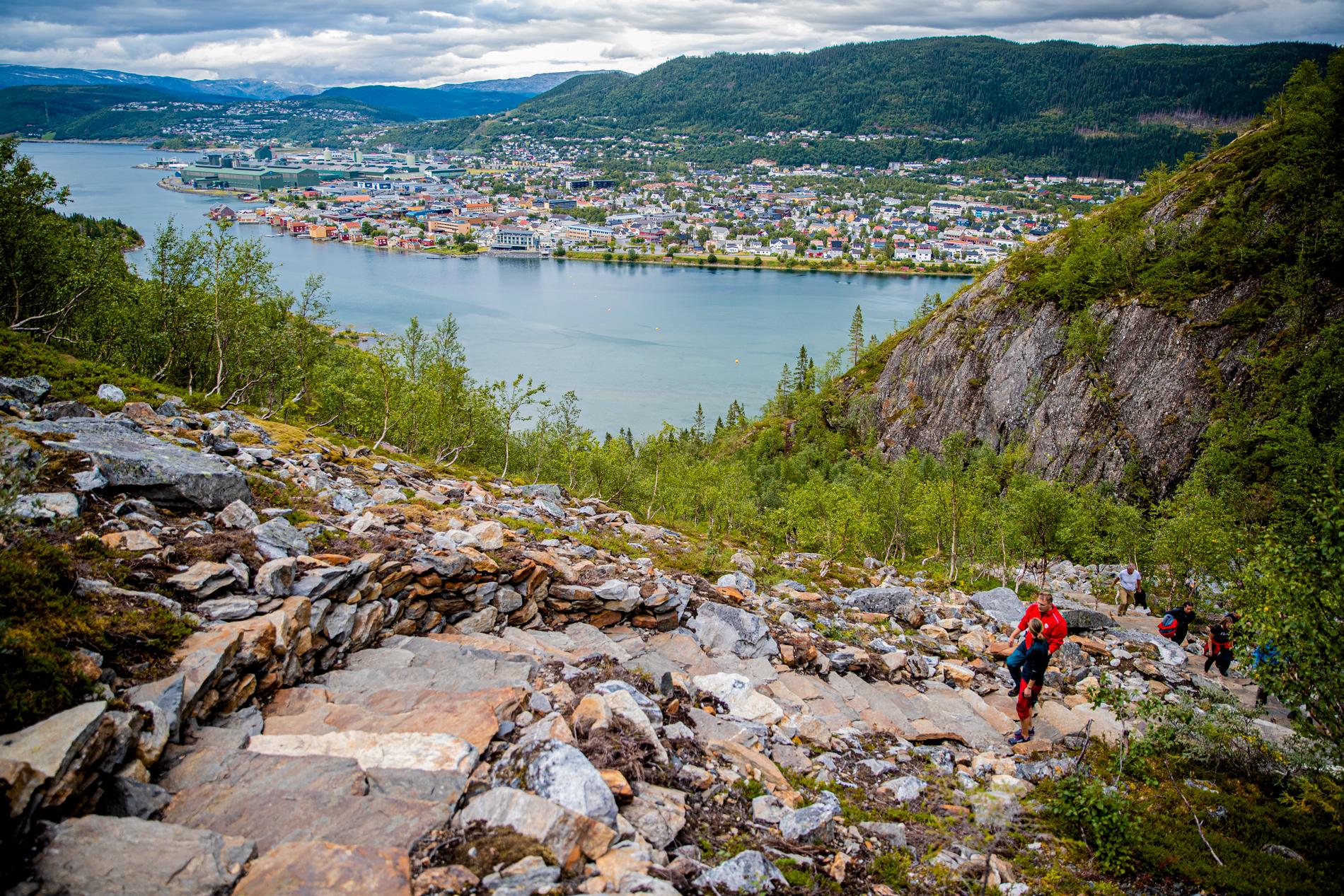 Helgelandstrappa mot Øyfjellet i Mosjøen i norska Nordland är tänkt att bli Norges längsta stentrappa när den är klar. Arkivbild.