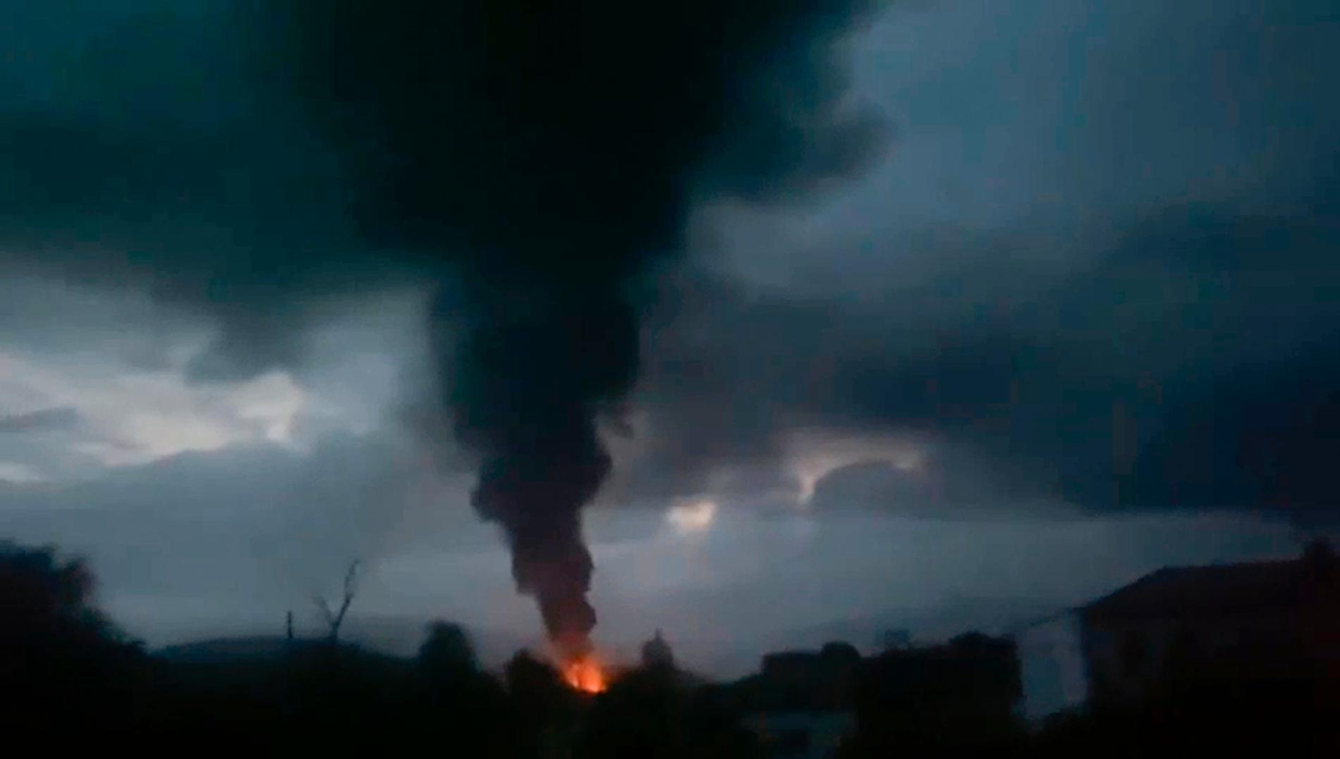 Rök och eld efter måndagens explosion vid en bränsledepå utanför Stepanakert. 