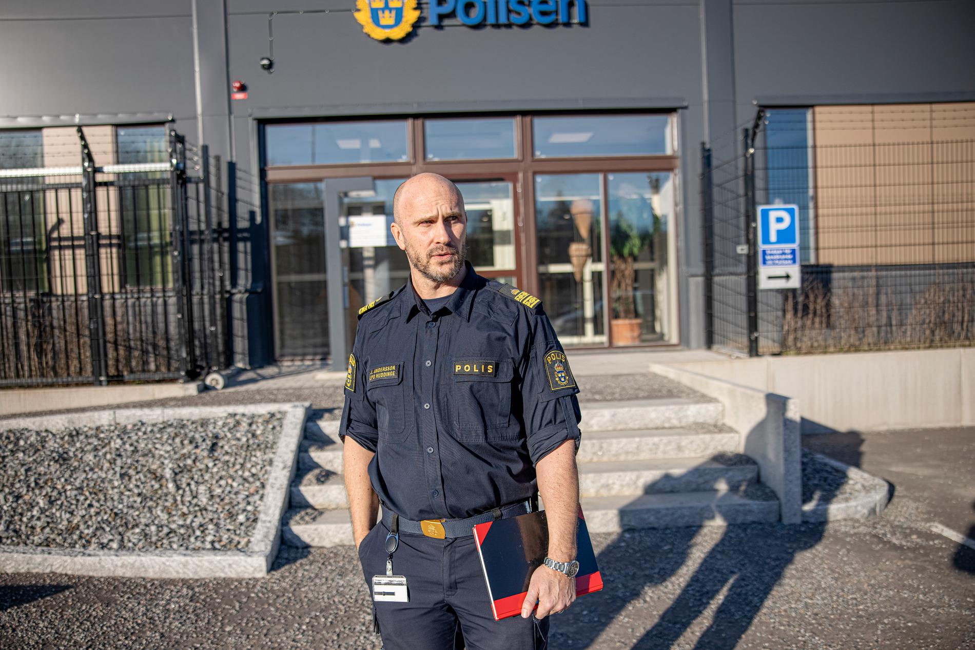 Huddinges polischef Johan Andersson har varit polis i 22 år. Nu är han oroad: ”Utvecklingen har gått åt fel håll”.