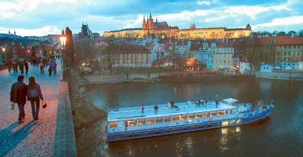 Skymningsljuset ger ett romantiskt skimmer över Prag. Från vattnet får man en annorlunda vy av Karlsbron och borgen.