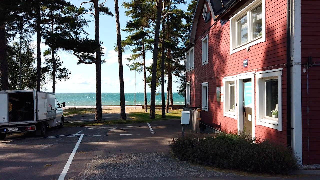 Vandrarhemmet Skogsborg ligger naturskönt vid Vätterns strand.
