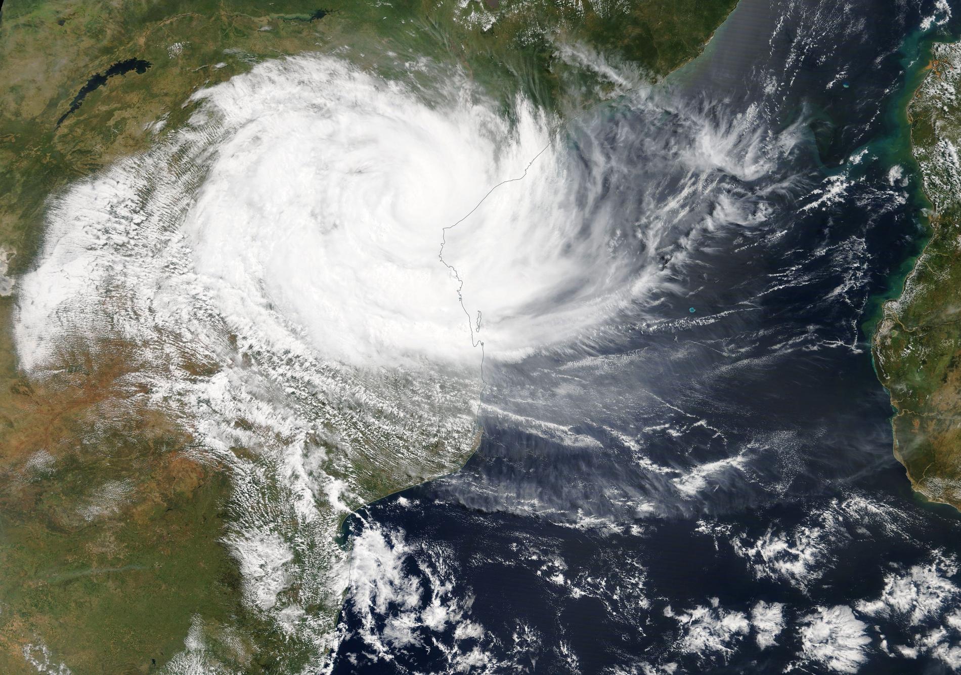 Den tropiska cyklonen Idai drar in över Moçambique, här på satellitbilder.