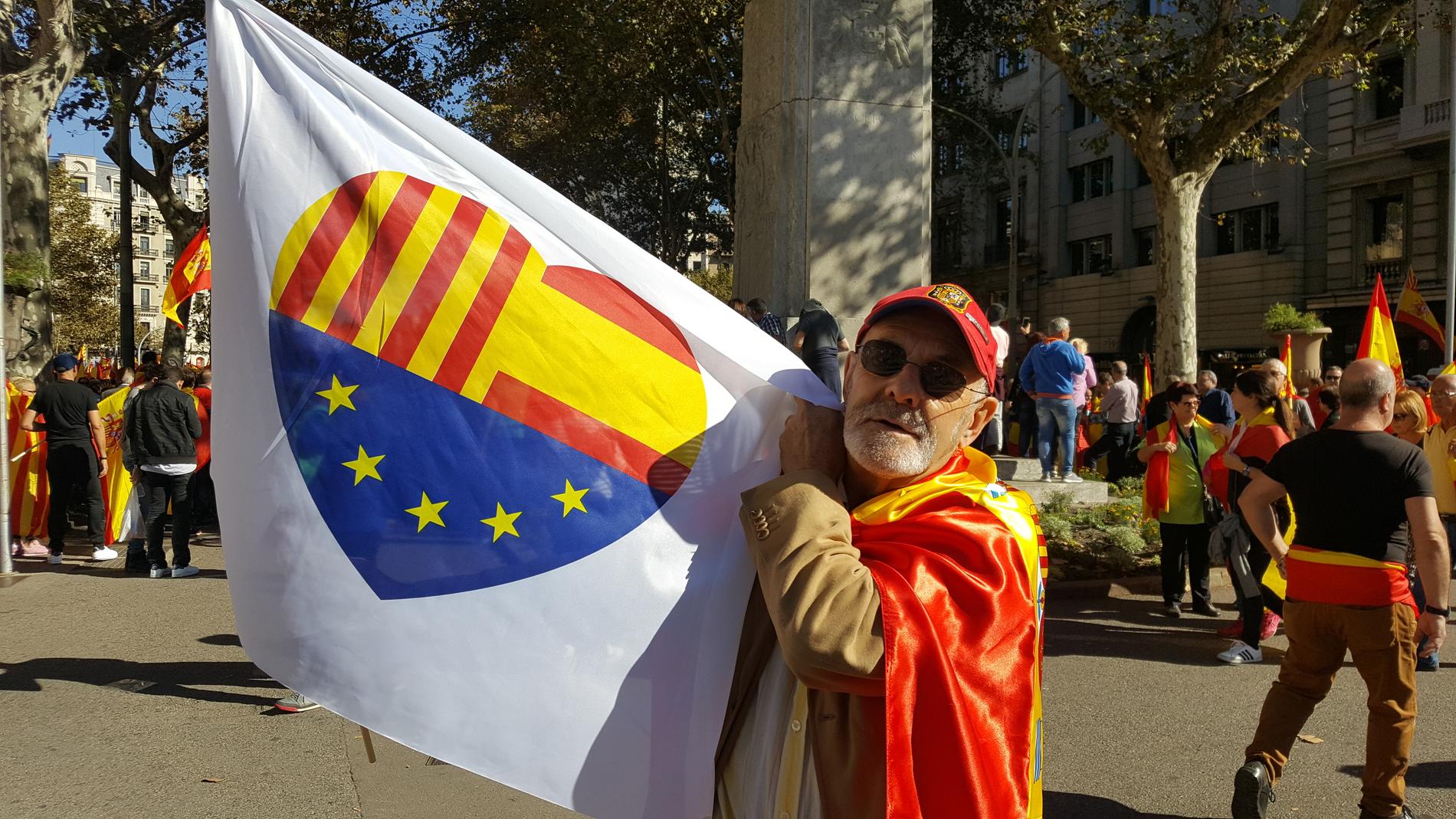 Demetrio Calderón Alvarez är av de hundratusentals som demonstrerar för ett enat Spanien.