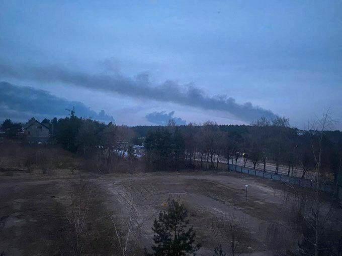 En bild på rök som sägs stiga upp från militäranläggningen i Javoriv under morgonen.