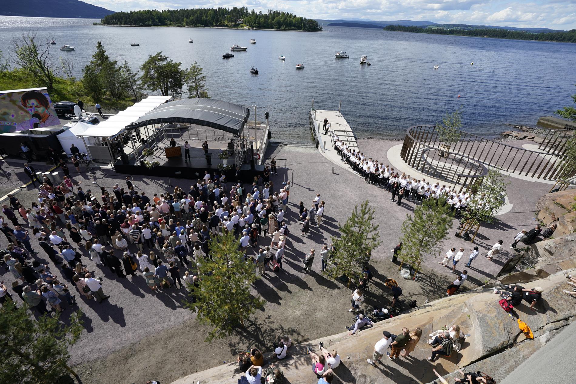 Den norska regeringen inviger det nationella minnesmärket efter terrordådet vid Utøyakajen den 18 juni 2022.